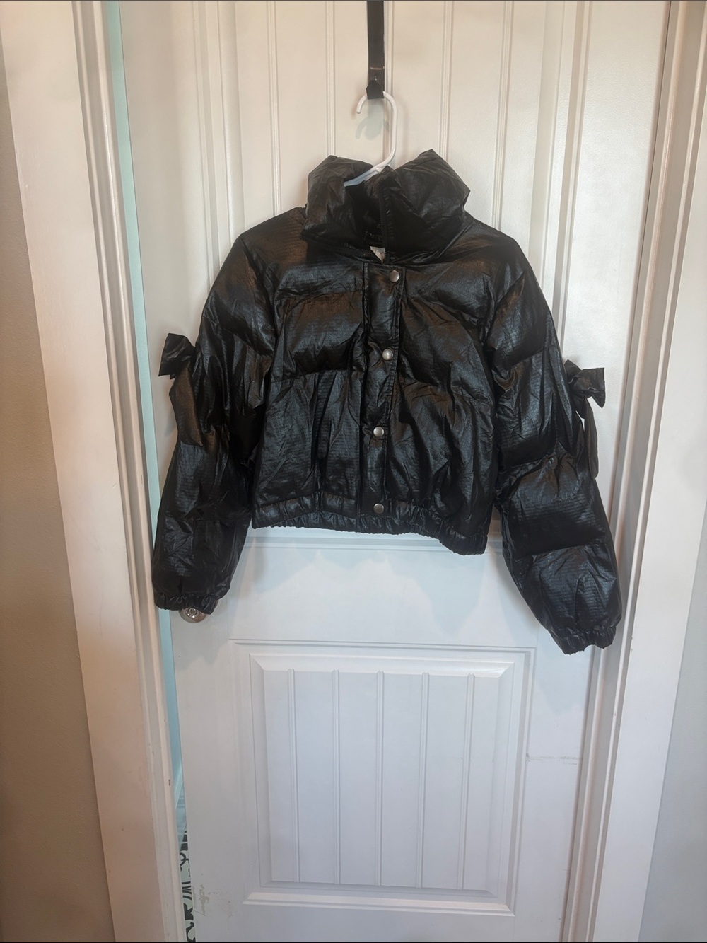 Women’s Black Cropped Puffer Jacket with Decorative Sleeve Bows